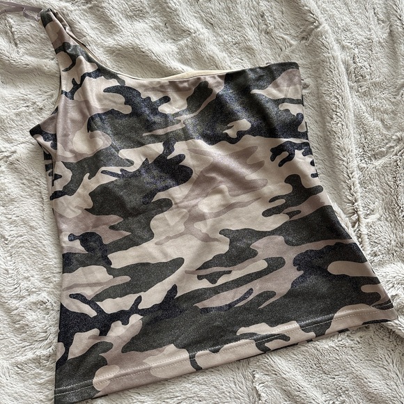 One shoulder camo top - Picture 2 of 5